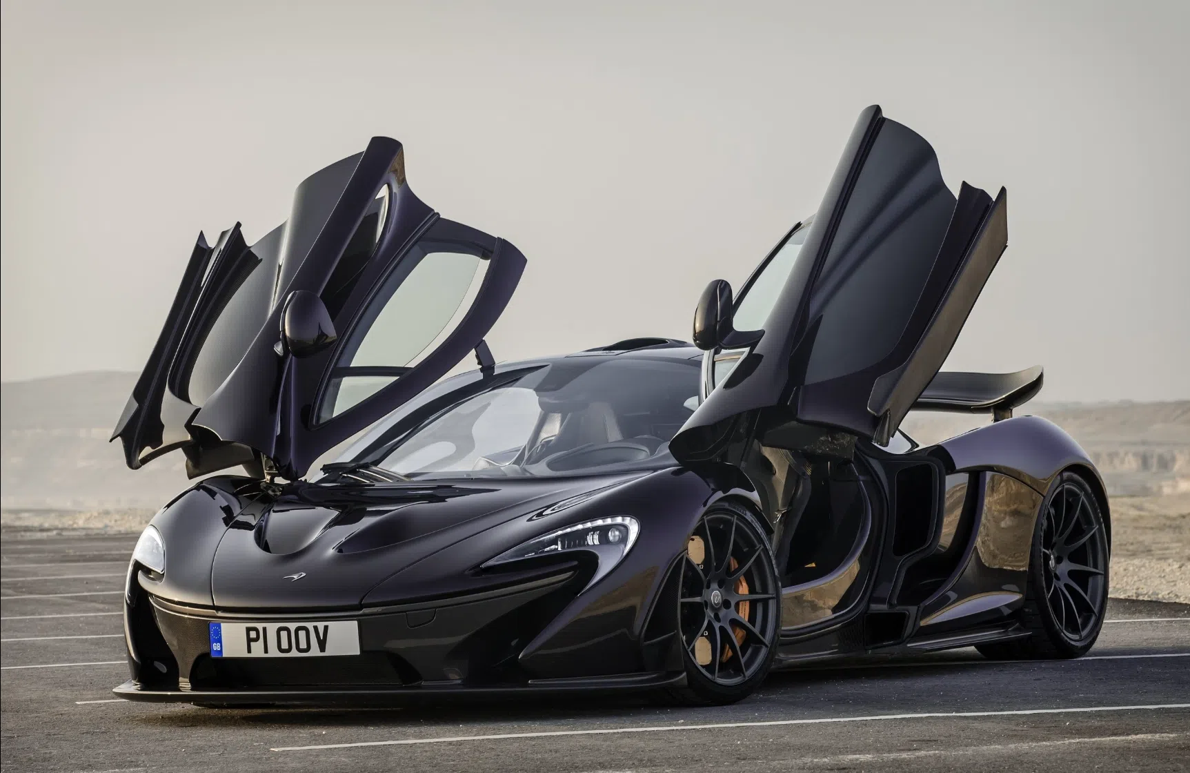 McLaren P1 met vleugeldeuren open
